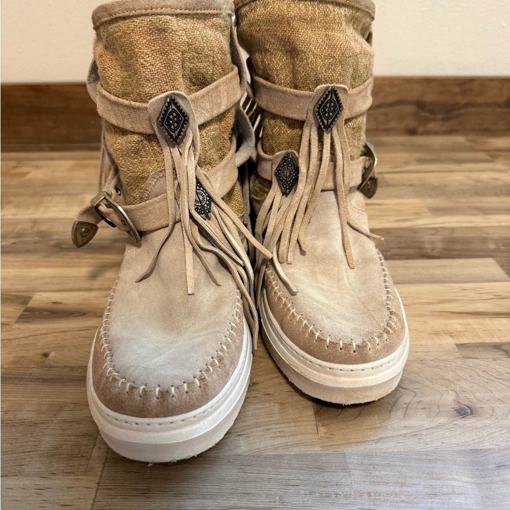 Stylish Women's Moccasins with Fringe and Buckle Detail